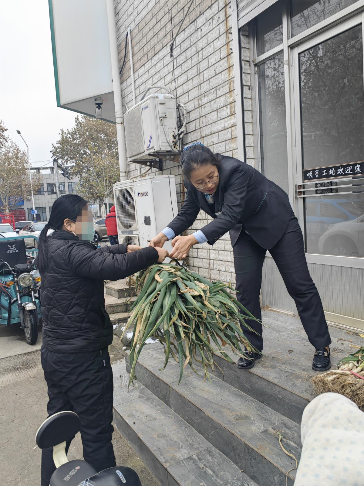 爱心助农，滞销菜走出田间地头 (2).jpg