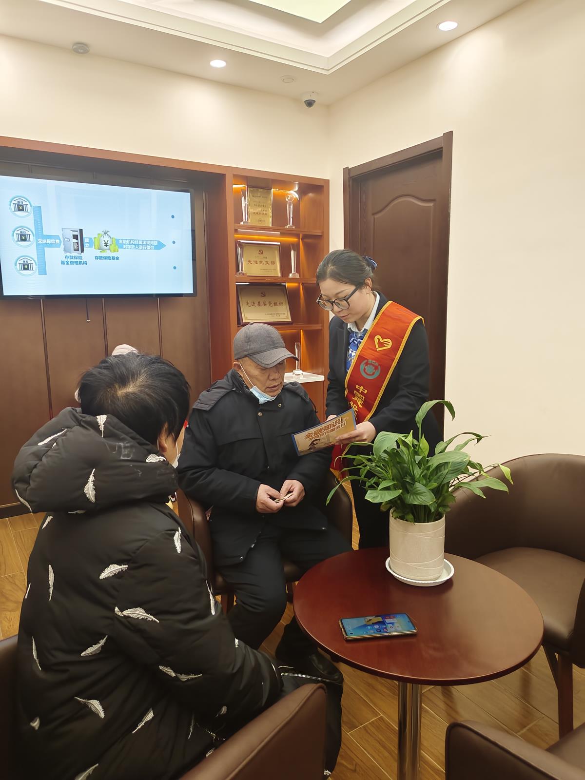 建行淄博分行开展老年防诈课堂图片.jpg 建行淄博分行开展老年防诈课堂图片.jpg