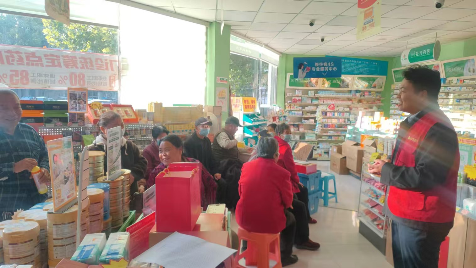 活动现场,桓台农商银行工作人员向老年客户宣传金融及反诈骗知识.jpg 活动现场,桓台农商银行工作人员向老年客户宣传金融及反诈骗知识.jpg