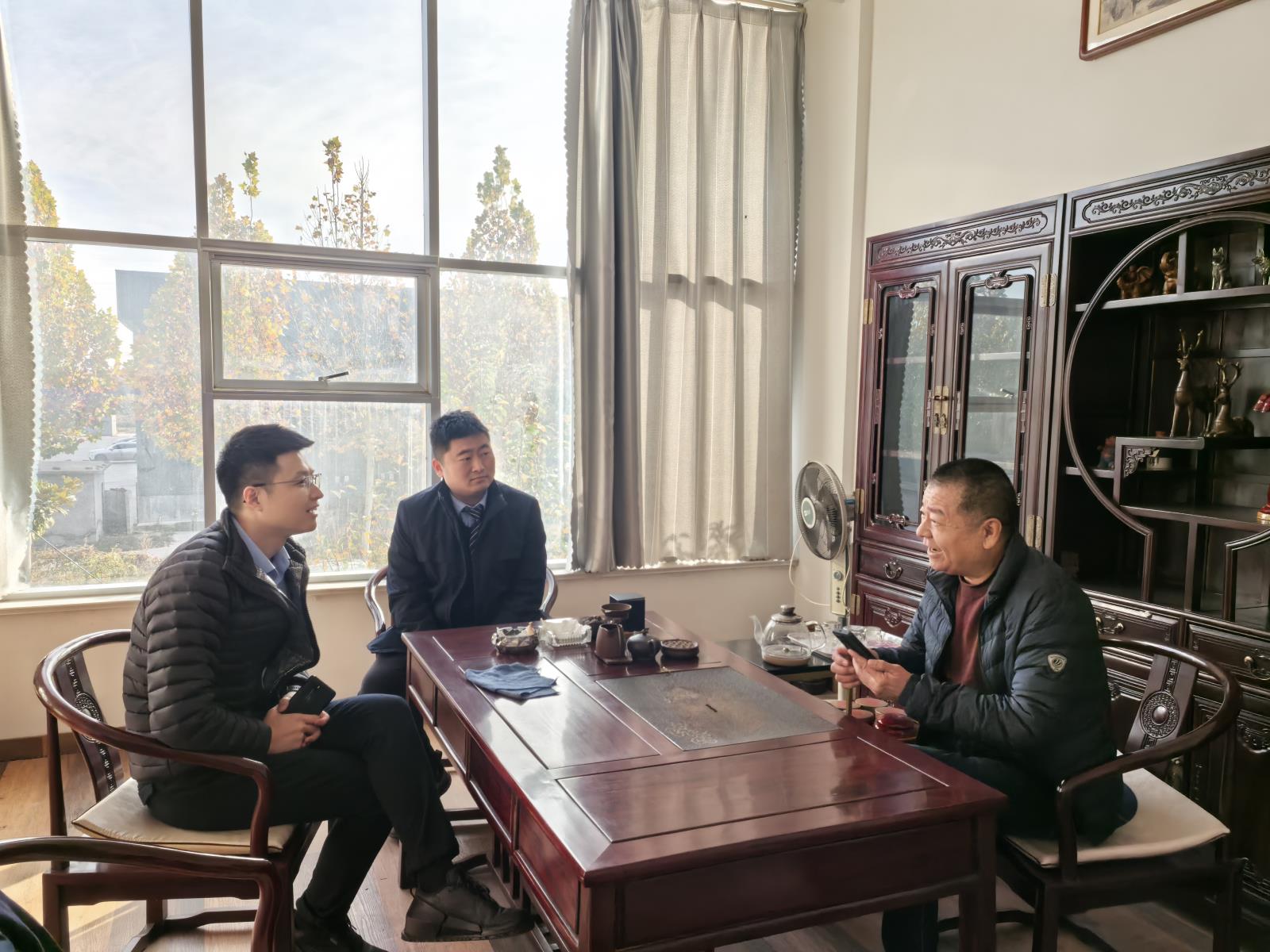 客户经理走访个体工商户,向商户介绍贷款产品.jpg 客户经理走访个体工商户,向商户介绍贷款产品.jpg