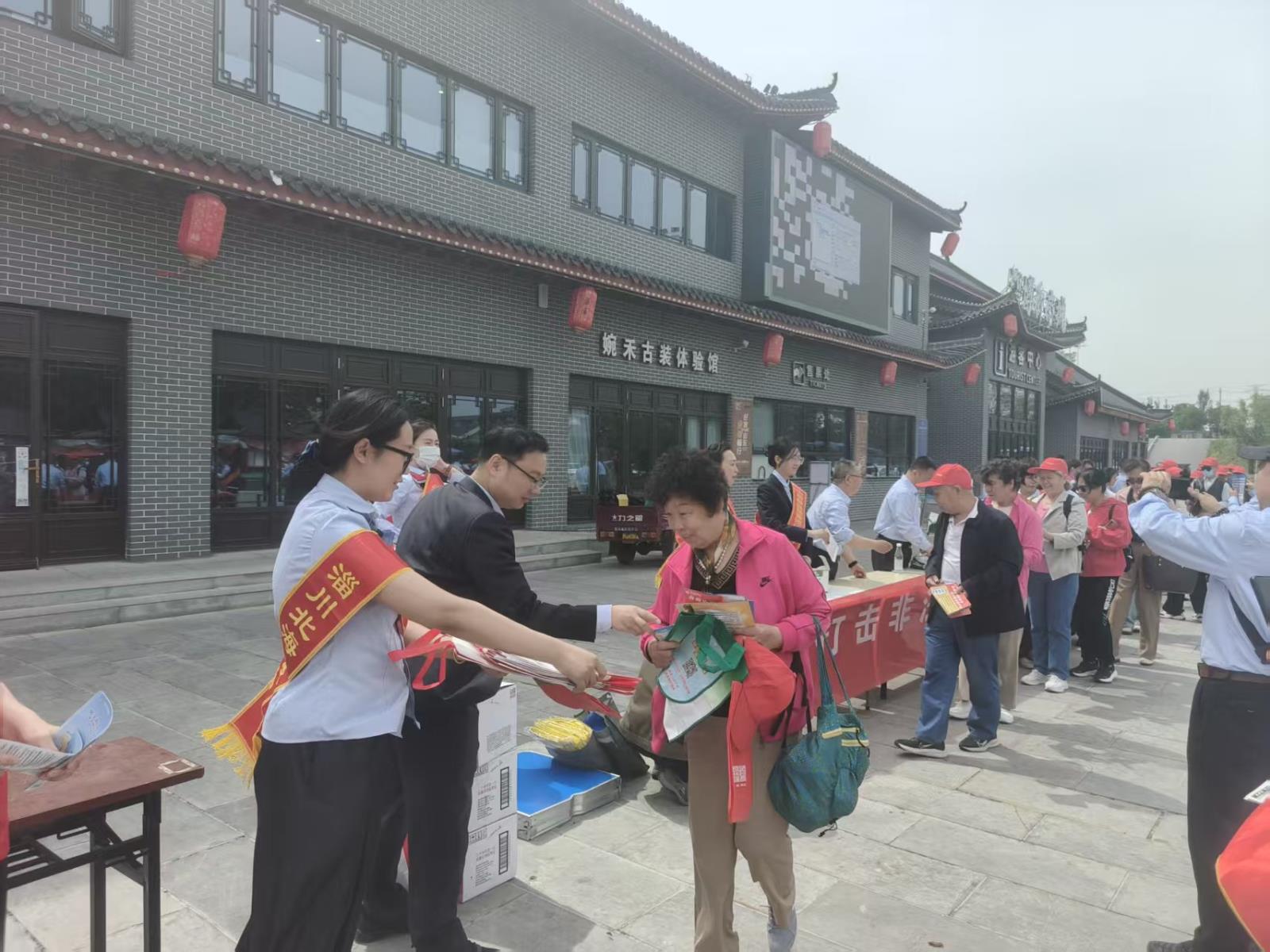 走进旅游景区.jpg 走进旅游景区.jpg