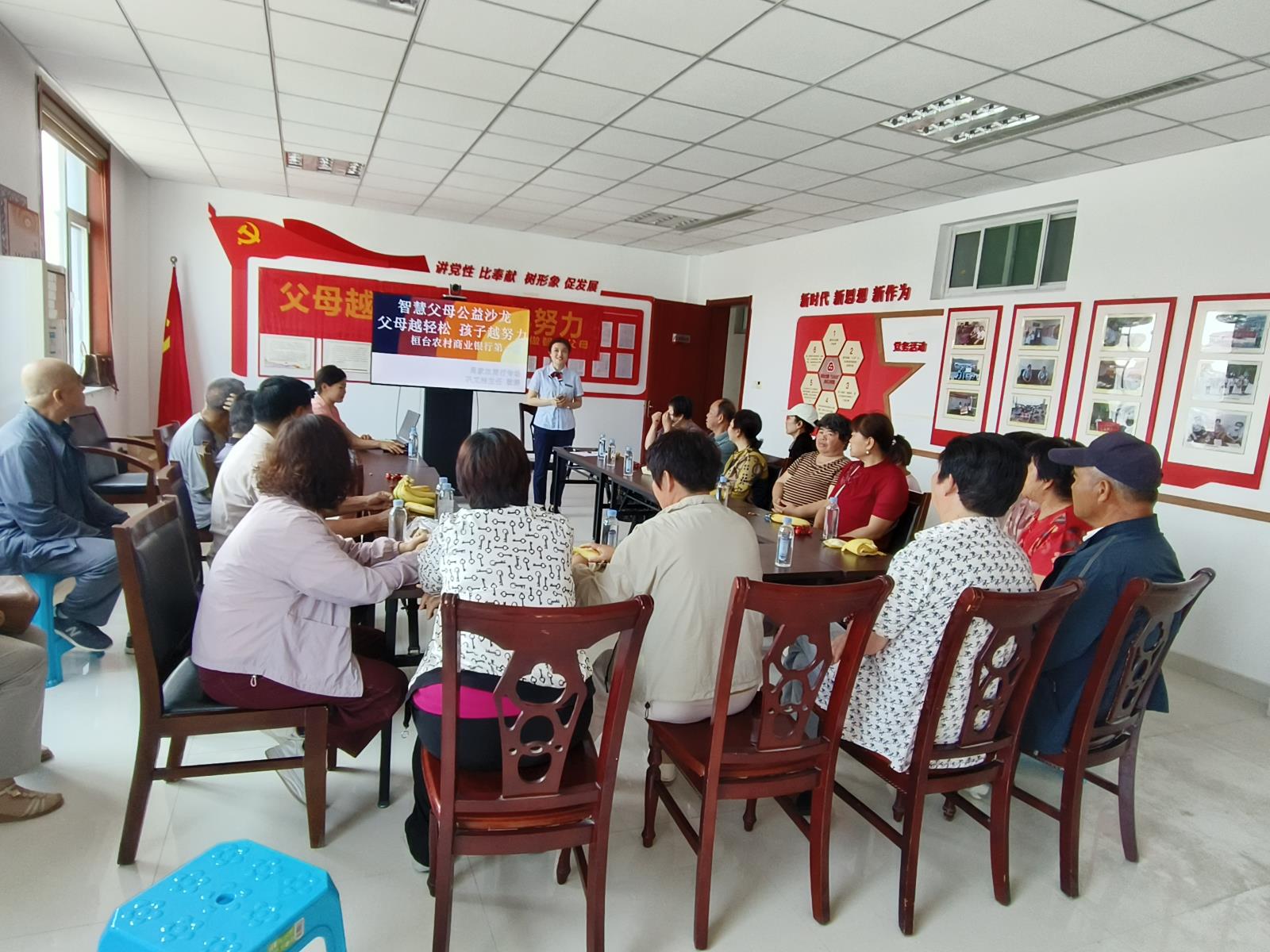 桓台农商银行场景化家庭教育课现场2.jpg 桓台农商银行场景化家庭教育课现场2.jpg