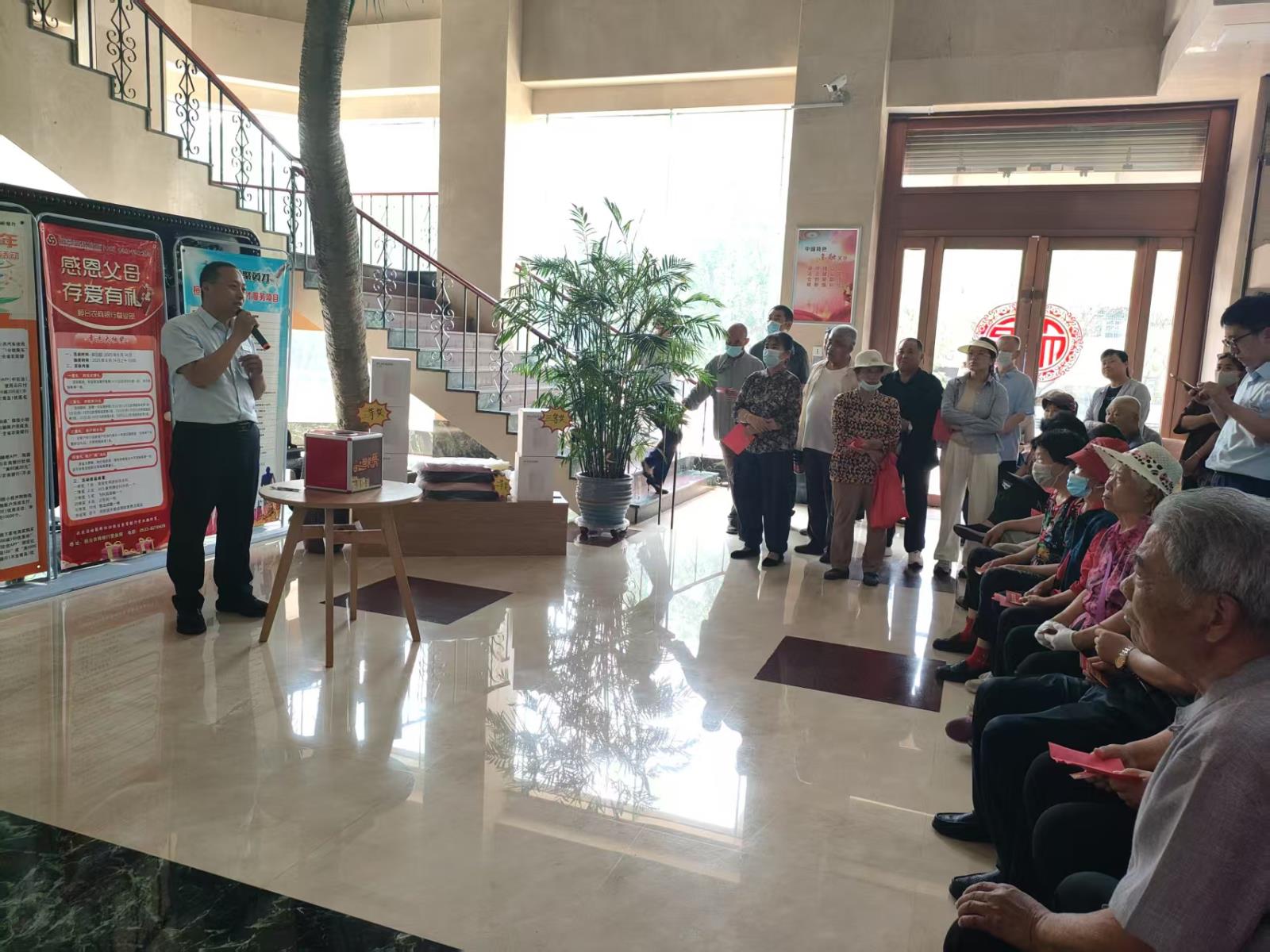 桓台农商银行工作人员在父亲节活动现场讲解金融知识.jpg 桓台农商银行工作人员在父亲节活动现场讲解金融知识.jpg