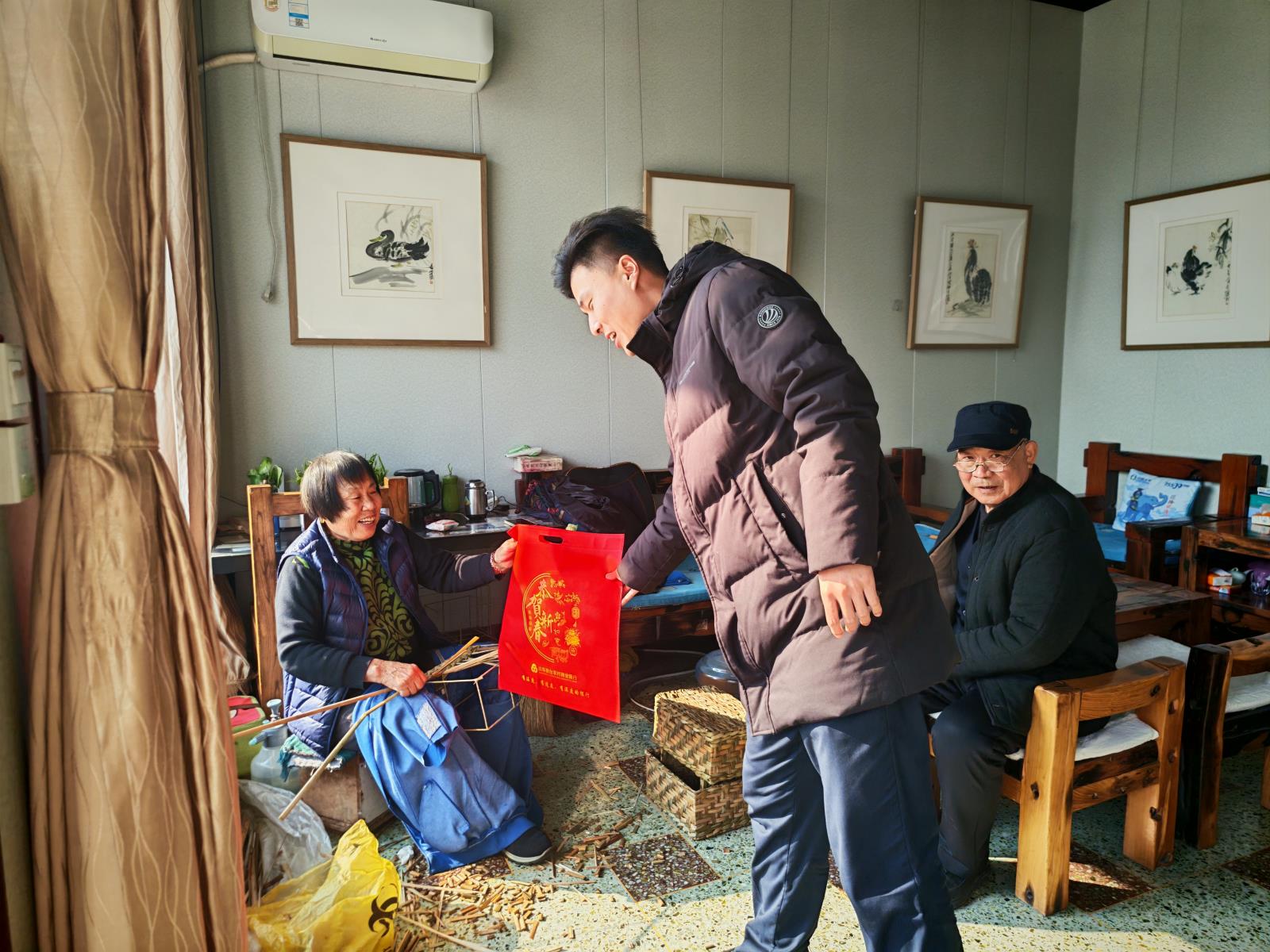 桓台农商银行工作人员送福到家.jpg 桓台农商银行工作人员送福到家.jpg