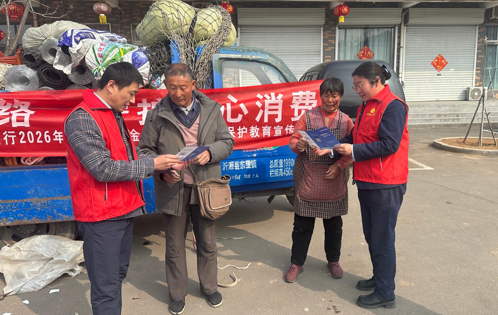 在集市上宣传2.jpg
