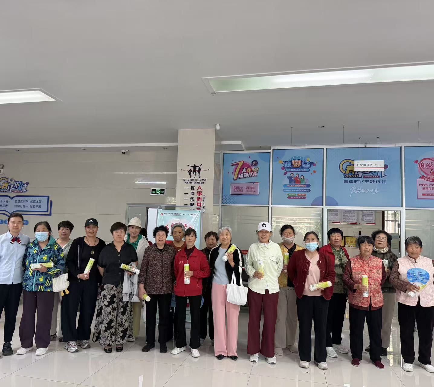 桓台农商银行工作人员工作人员在厅堂为客户讲解金融反诈知识1.jpg 桓台农商银行工作人员工作人员在厅堂为客户讲解金融反诈知识1.jpg