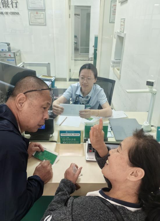 农业银行淄博张店支行:无声沟通见真情 纸笔之间传递金融服务温度.png 农业银行淄博张店支行:无声沟通见真情 纸笔之间传递金融服务温度.png