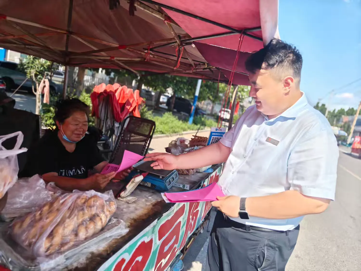 桓台农商银行走进街边商户开展金融知识万里行宣传活动.png 桓台农商银行走进街边商户开展金融知识万里行宣传活动.png